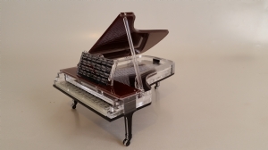 דגם של פסנתר קטן, ניתן כפרס לתחרות נגינה